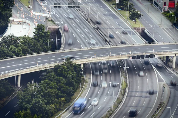 Svincolo autostradale con auto sfocate a Berlino, Germania — Foto Stock