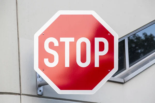 Niemiecki znak stop na mur beton — Zdjęcie stockowe