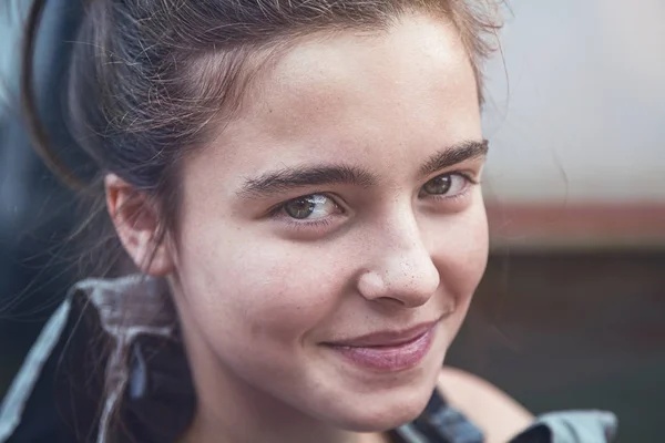 Utomhus porträtt av en leende ung kvinna — Stockfoto