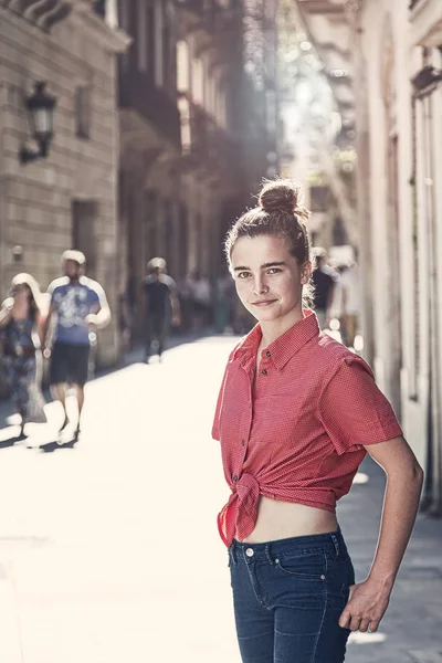 Portrait extérieur d'une jeune femme dans les rues de Barcelone — Photo