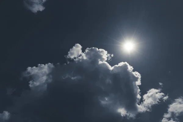 黑暗的天空与云景和太阳的背景 — 图库照片