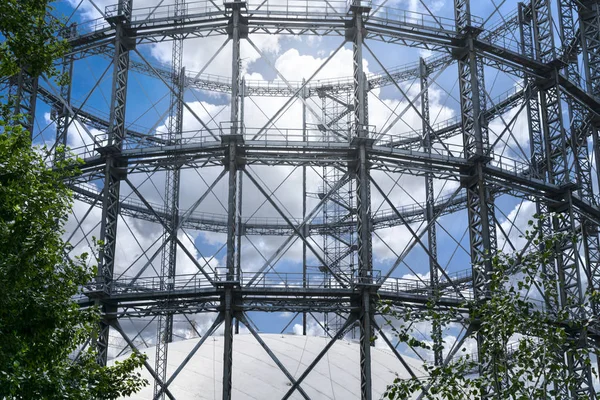 Antiguo almacén de gas con cielo azul encontrado en Berlín —  Fotos de Stock