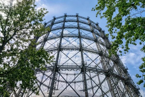 Oude gasopslag met blauwe lucht gevonden in Berlijn — Stockfoto