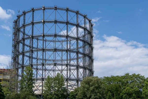 ベルリンで見つかった青空の古いガス貯蔵 — ストック写真