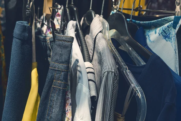 Close-up van een aantal kleren op een garderobe spoor gevonden op een rommelmarkt — Stockfoto