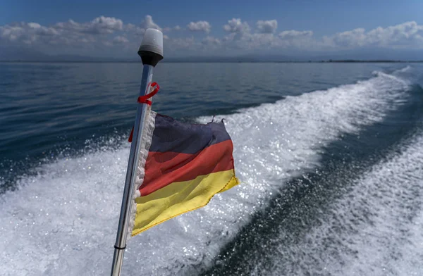 Маленький немецкий флаг на корме движущегося судна — стоковое фото