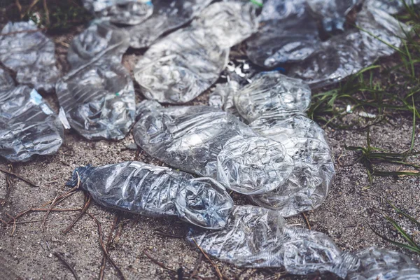 Vieilles bouteilles en plastique broyé couché sur le sol — Photo