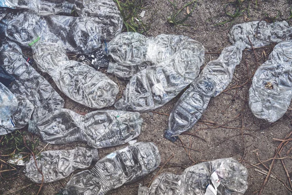 yerde yatan eski ezilmiş plastik şişeler