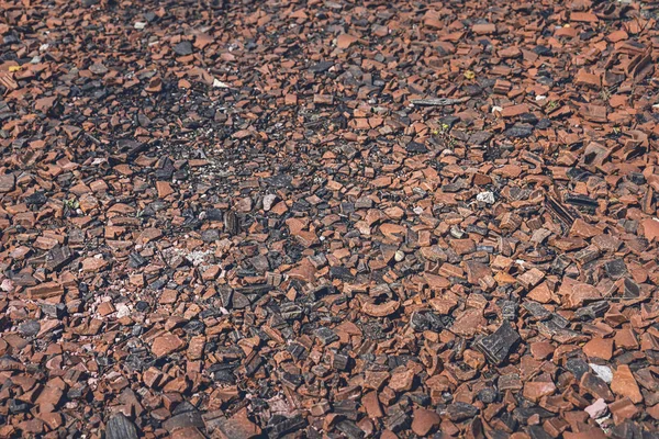 Fragmentos de telhas esmagadas cobrir o chão — Fotografia de Stock