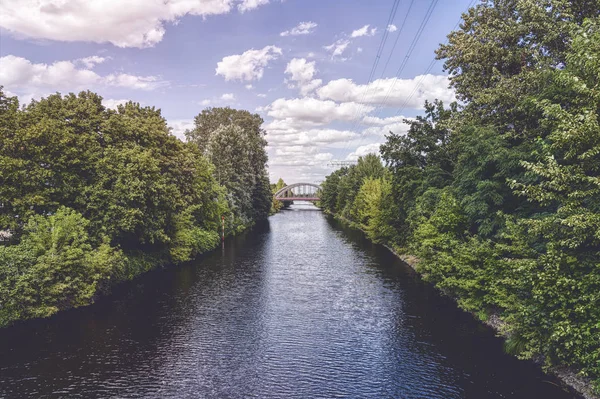 Schöner berliner kanal mit brücke und wolkenlandschaft — Stockfoto