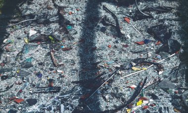 zemin kapsayan renkli cam kırıkları yakın