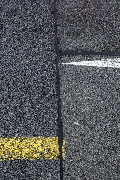 Marquage routier et panneaux sur une ancienne piste d'atterrissage — Photo