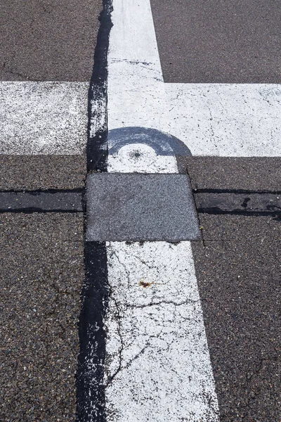 Yol işaretleme ve eski bir havaalanı üzerinde işaretler — Stok fotoğraf