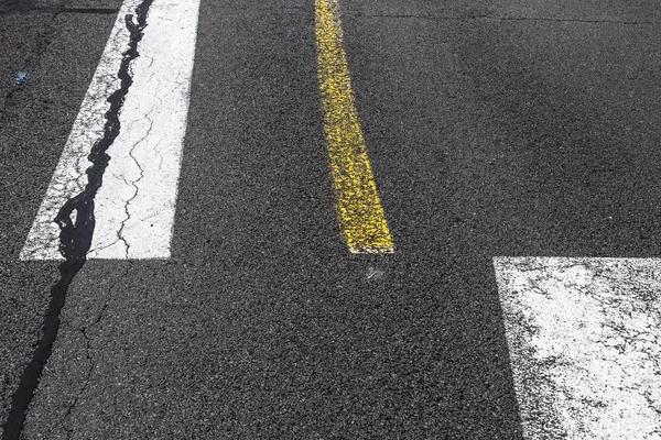 Marcação e sinalização rodoviária numa pista de aterragem antiga — Fotografia de Stock