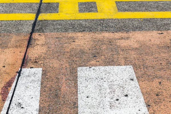 Marcação e sinalização rodoviária numa pista de aterragem antiga — Fotografia de Stock