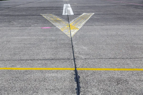 Señalización vial y señalización en una pista de aterrizaje antigua — Foto de Stock