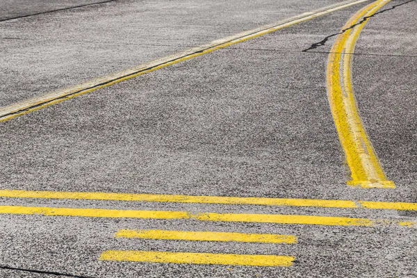 Marcação e sinalização rodoviária numa pista de aterragem antiga — Fotografia de Stock