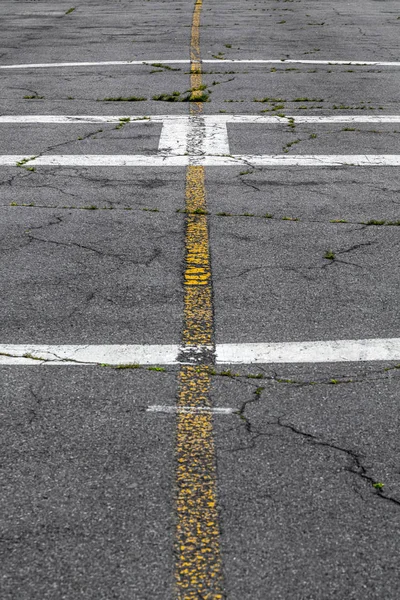 Yol işaretleme ve eski bir havaalanı üzerinde işaretler — Stok fotoğraf