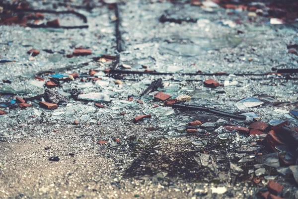 床を覆う壊れた屋根のタイルとガラスの破片 — ストック写真