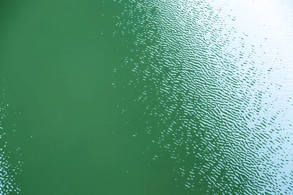 Arkaplan dalgalanmaları ile su yüzeyi — Stok fotoğraf