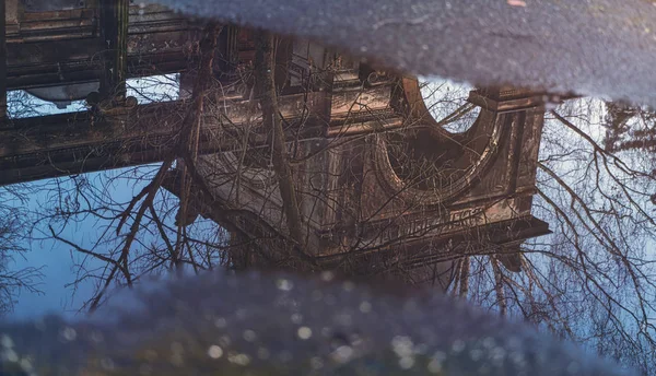 Reflection of a monument in a puddle — Stock Photo, Image