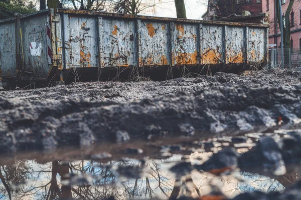 Starý rezavý kontejner na odpadky — Stock fotografie