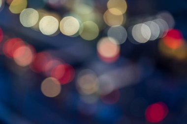 Arka planlar için bulanık bir caddenin renkli bokeh 'i
