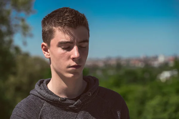 Portrait Extérieur Jeune Homme Les Yeux Fermés — Photo