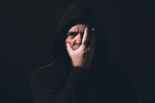 Retrato Hombre Con Una Sudadera Con Capucha Sosteniendo Una Mano — Foto de Stock