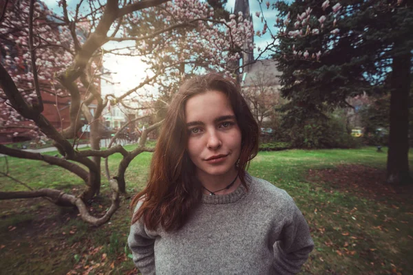 Портрет Молодой Улыбающейся Женщины Парке Перед Магнолией — стоковое фото