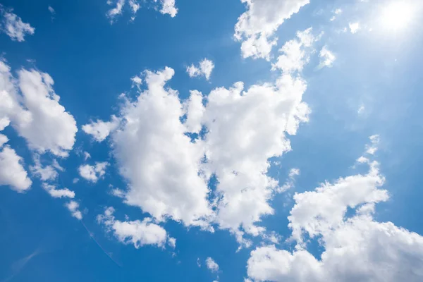 Cielo Blu Con Nuvole Sole Fotografato Verso Alto Sfondi — Foto Stock