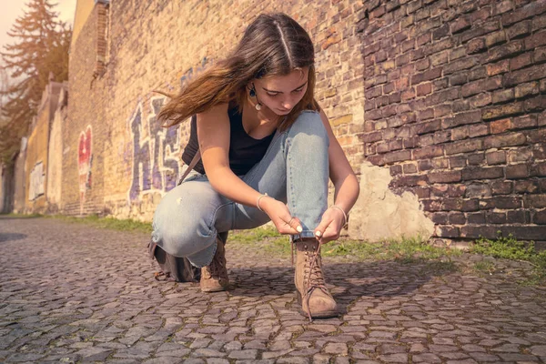 Νεαρή Γυναίκα Καλοκαιρινά Ρούχα Δένει Παπούτσια Της — Φωτογραφία Αρχείου