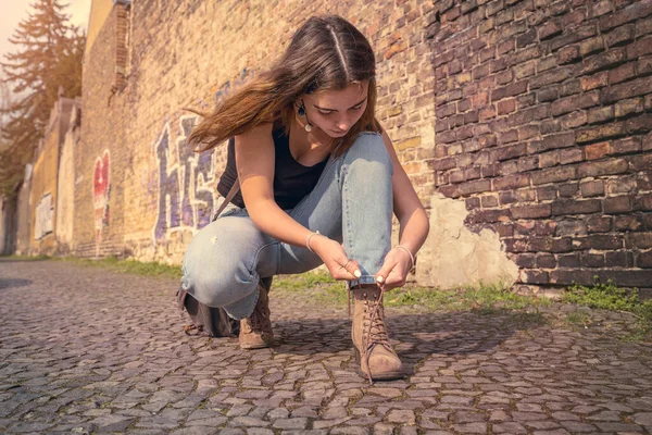 Mujer Joven Ropa Verano Ata Sus Zapatos Imagen de stock