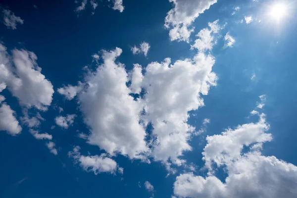 Cielo Blu Con Nuvole Sole Fotografato Verso Alto Sfondi — Foto Stock