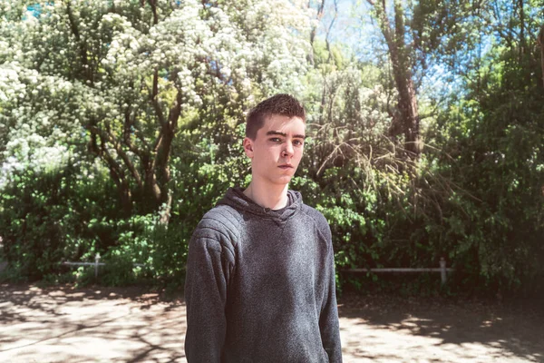 Portrait Jeune Homme Sérieux Dans Parc — Photo