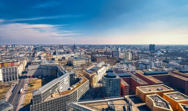 Berlin 'in yaz manzarası, Potsdamer Platz' dan görüldü.