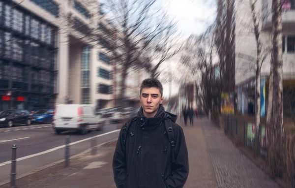 Retrato Jovem Sério Nas Ruas Berlim — Fotografia de Stock