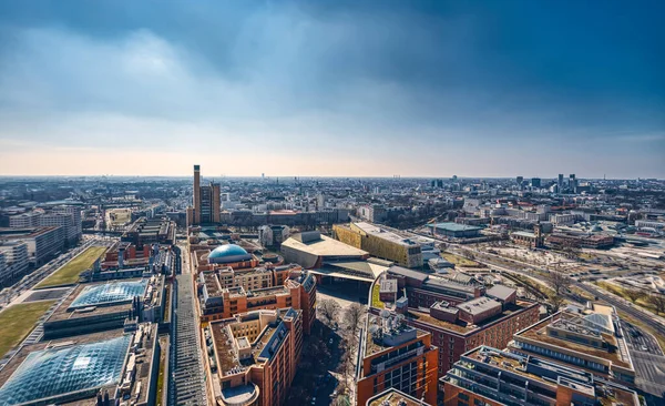 Berlin 'in yaz manzarası, Potsdamer Platz' dan görüldü.