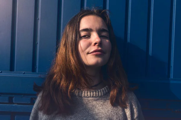 Retrato Una Mujer Joven Sonriente Confiada — Foto de Stock