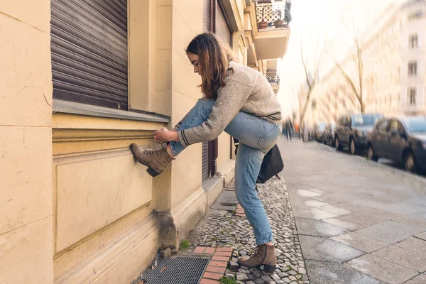 Junge Frau Schnürt Ihren Schuh Auf Der Straße — Stockfoto