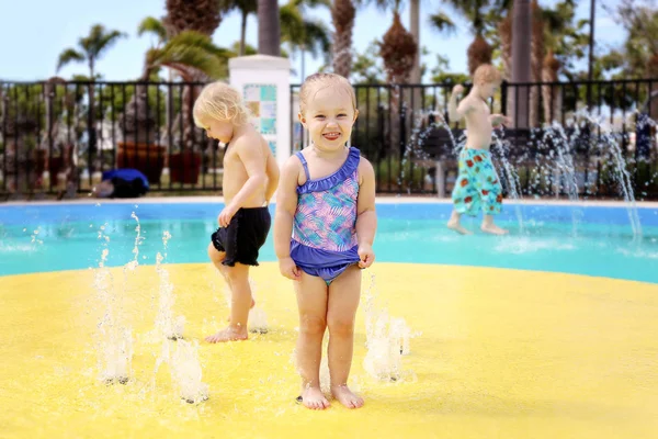 Una Linda Niña Años Ríe Mientras Juega Afuera Parque Salpicaduras — Foto de Stock