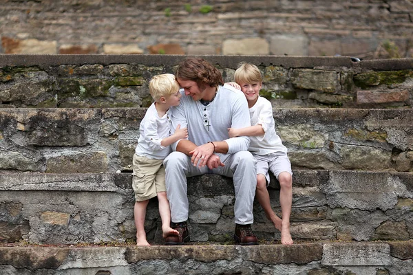 Een Vader Zit Buiten Met Zijn Twee Jonge Kinderen Liefdevol — Stockfoto