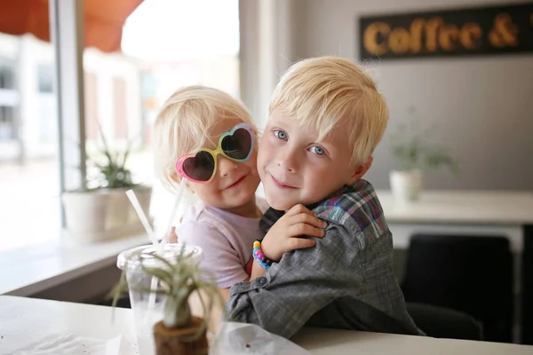 Ein Süßer Kleiner Junge Umarmt Seine Süße Kleine Schwester Als — Stockfoto