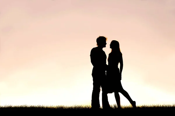 一个幸福的年轻人和女人情侣在爱的轮廓顽强的天空 因为他们在日落拥抱 — 图库照片