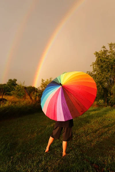 Uma Criança Está Lado Fora Chuva Com Guarda Chuva Colorido — Fotografia de Stock