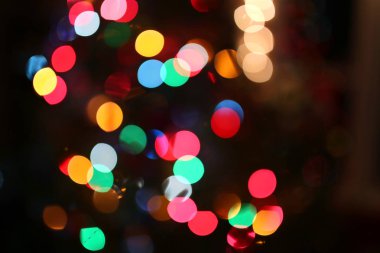 Bir arka plan bulanık gökkuşağının Noel ağacı ışıkları renkli.