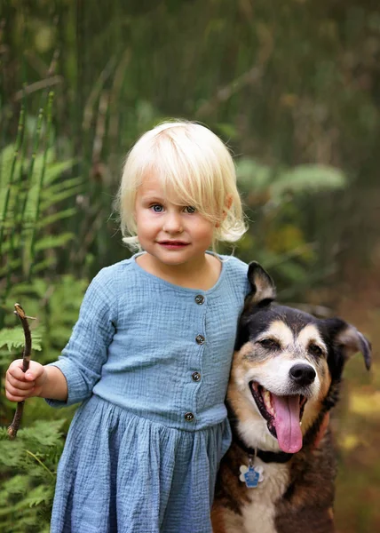 Ładna Dziewczynka Toddler Trzyma Kij Uśmiechnięty Jak Ona Przytula Jej — Zdjęcie stockowe