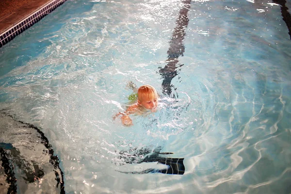 Ein Kleiner Junge Schwimmt Während Seines Familienurlaubs Einem Hotelhallenpool Wasser — Stockfoto