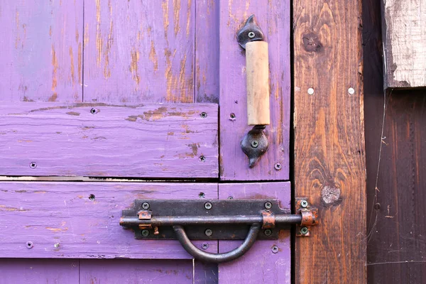 Close Alça Madeira Fechadura Portão Ferro Velho Roxo Pintado Derramado — Fotografia de Stock