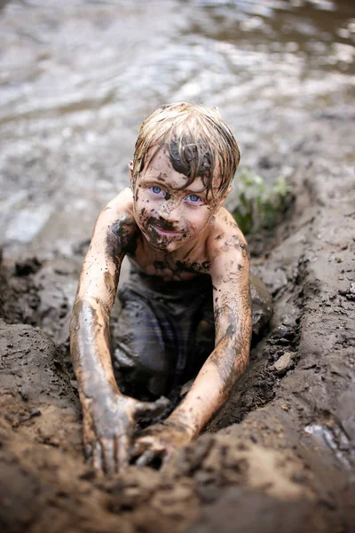 Een Vuile Beetje Jongenskind Speelt Modder Tijdens Het Zwemmen Rivier — Stockfoto